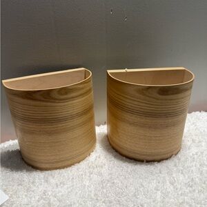 Elegant wood wall lamp